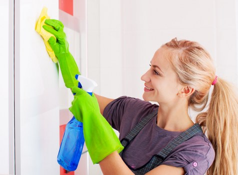 Professional carpet cleaner in Lambeth refreshing a living room carpet